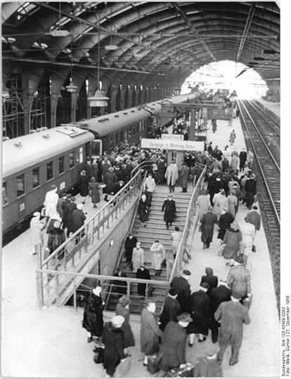 Berlin, Ostbahnhof, Bahnsteig B, 27 December 1956 (Wikimedia Commons)
