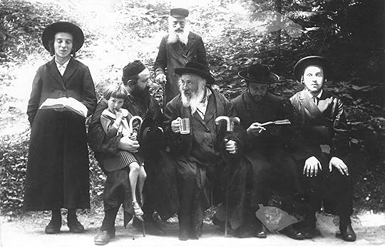  Jews in Truskavets, Ukraine, among them the Hasidic Rebbe Halbershtam from Zhmigrud, 1929 (Wikimedia Commons)