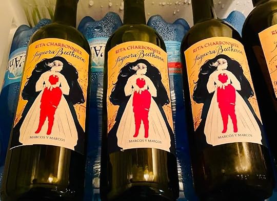 Book'n'Spritz a Villa Poggiolo: bottiglie di vino etichettate come un romanzo