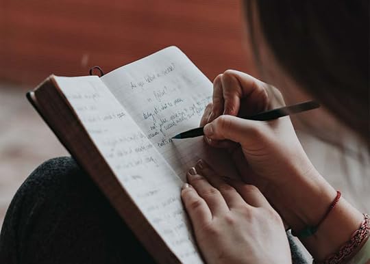 Persona haciendo journaling