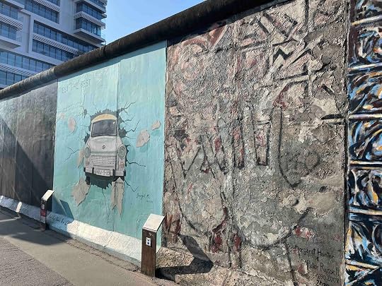 Restauriert vs. unrestauriert an der East Side Gallery