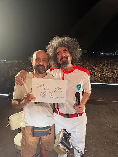 il fumettista simone angelini con Caparezza al concerto dello Shockwave di Francavilla al mare nel 2026