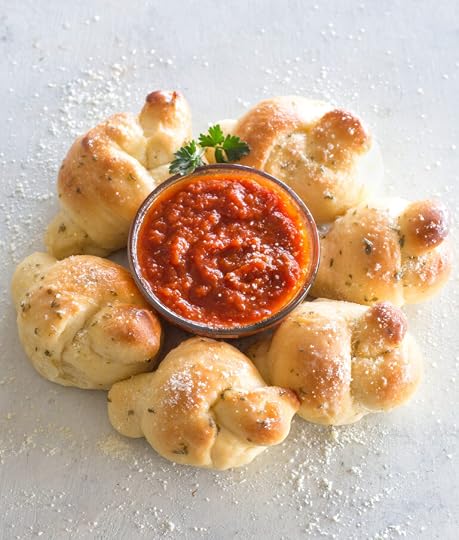 garlic knots with marinara