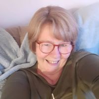 Profile Image for Linda Mills.