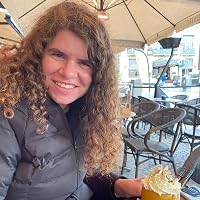 Profile Image for Laura Oganowski.