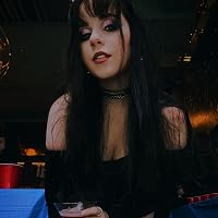 Profile Image for Julia Rowe.