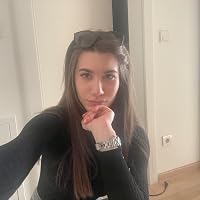 Profile Image for Mia.