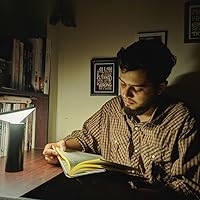 Ichki kiyimdagi qiz minatka beradi