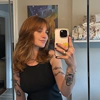 Profile Image for Laura Saunders.