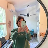 Profile Image for Angela Juline.